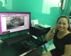 Chị Vượng, Việt kiều Mỹ cười vui vẻ bên phim chụp kiểm tra lại sau khi vừa đặt 6 trụ implant  